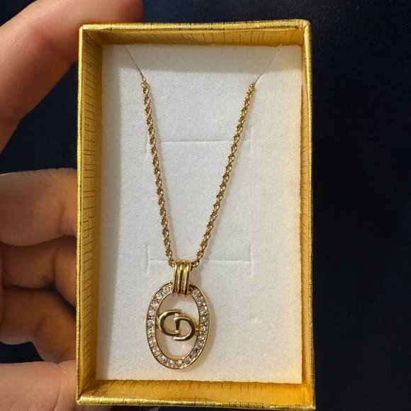 ✨Christian Dior Vintage Gold Tone CD Logo Oval
Pendant Necklace with Rhinestones - Picture 4 of 17